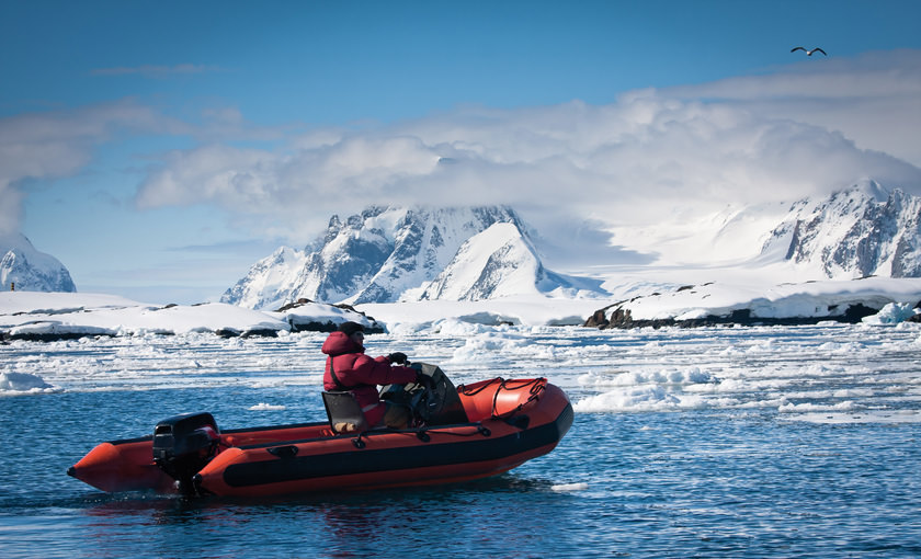 Een rubberboot op het koude water van Antarctica