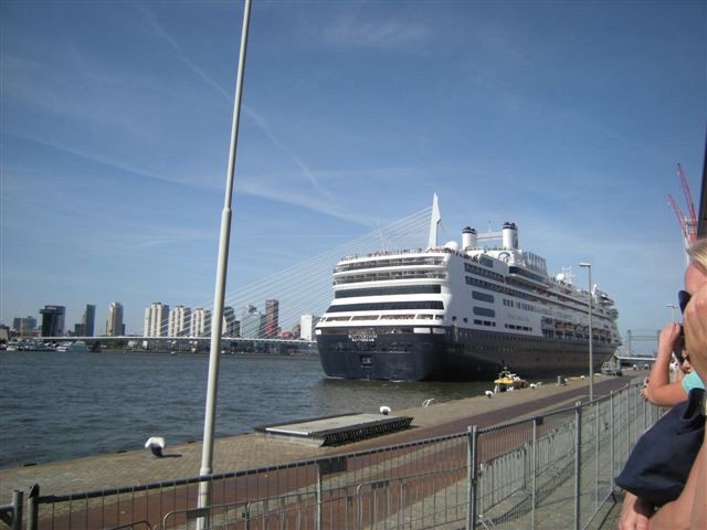 MS Rotterdam cruischip HAL vanaf Rotterdam