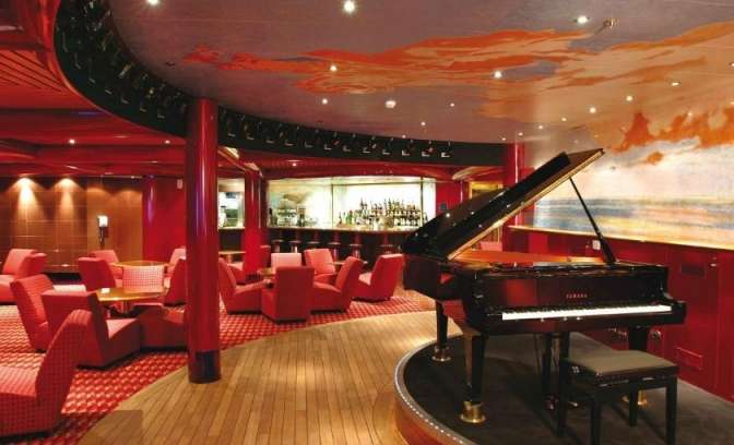 Costa Fortuna bar met piano