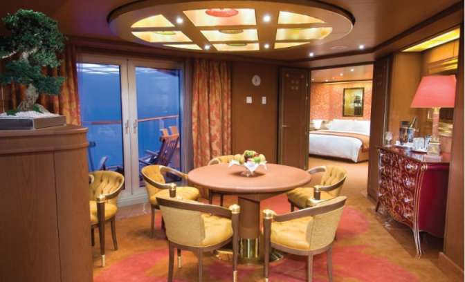 De eetkamer van de pinnacle suite op de Noordam van Holland America Line