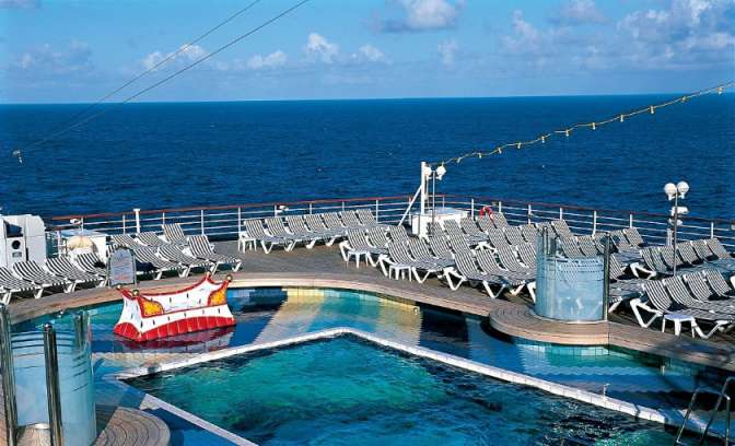 Een zwembad op de MS Zuiderdam