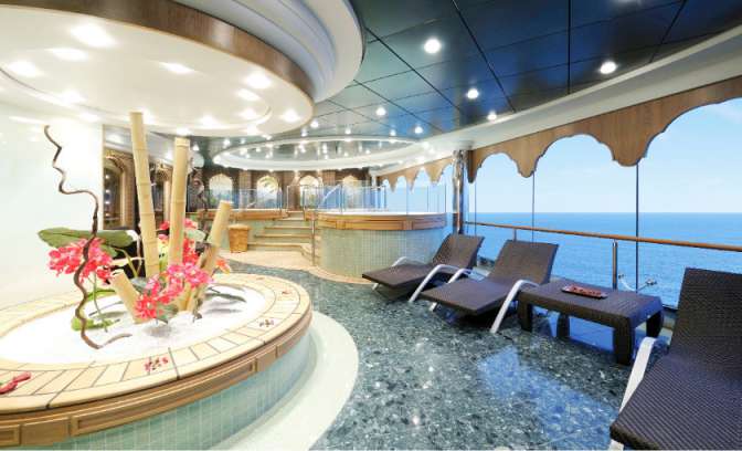 De spa met whirlpool met uitzicht op zee op de MSC Poesia