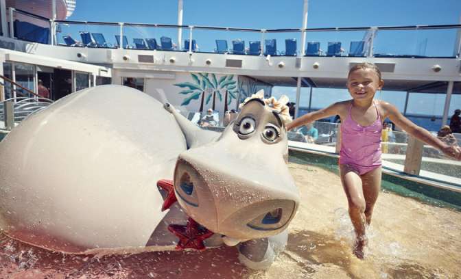 Een sfeerfoto van het zwembad op de Oasis of the Seas