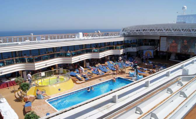 Het zwembad bovenop de Costa Deliziosa