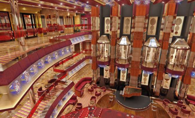 De hoofdhal met glazen liften op de Costa Favolosa