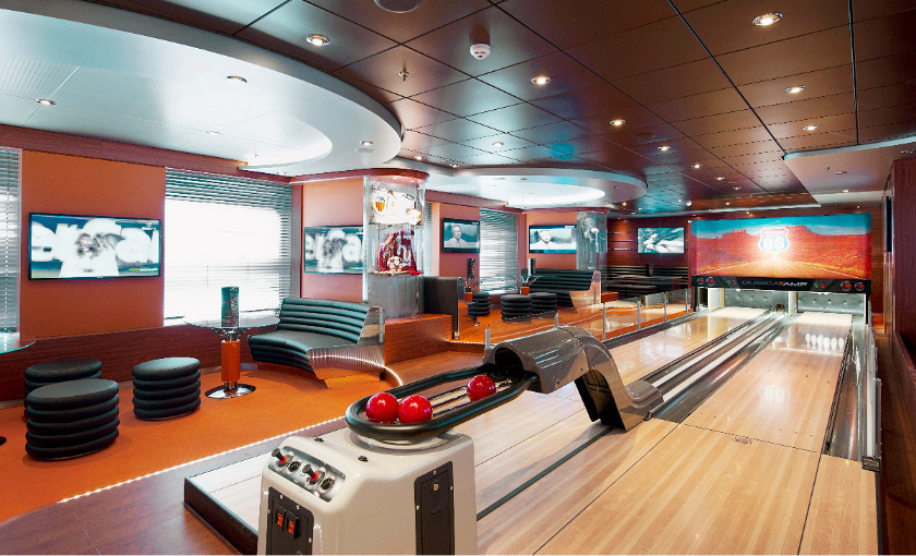 een bowlingbaan op de MSC Divina