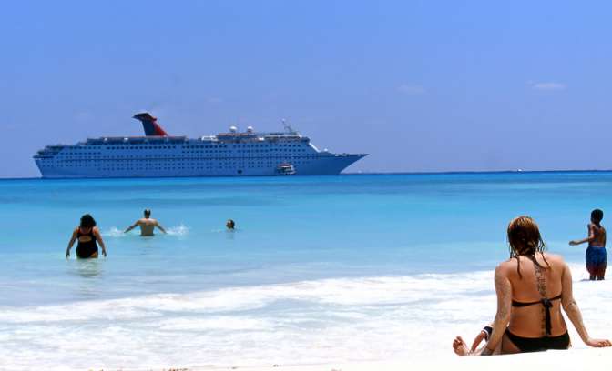 Strand met uitzicht op schip Carnival Sunshine 