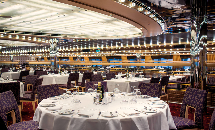 De bovenverdieping van het hoofdrestaurant op de Costa Diadema