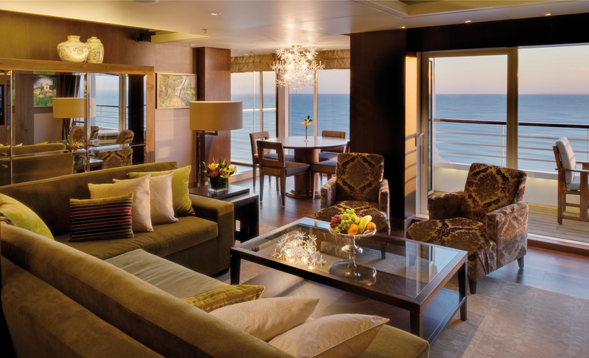 Woonkamer van een suite op de Crystal Symphony van Crystal Cruises