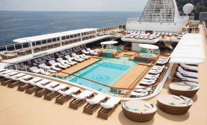 Het pooldeck van de Seven Seas Explorer