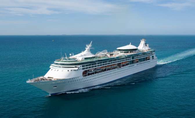 Het gehele schip de Enchantment of the Seas.