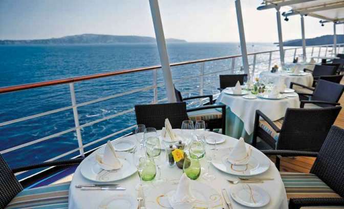 Restaurant met zeezicht op het Seven Seas Mariner schip