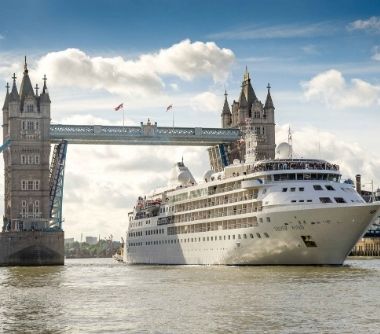 Wereldcruise Silver Wind onder Tower Bridge